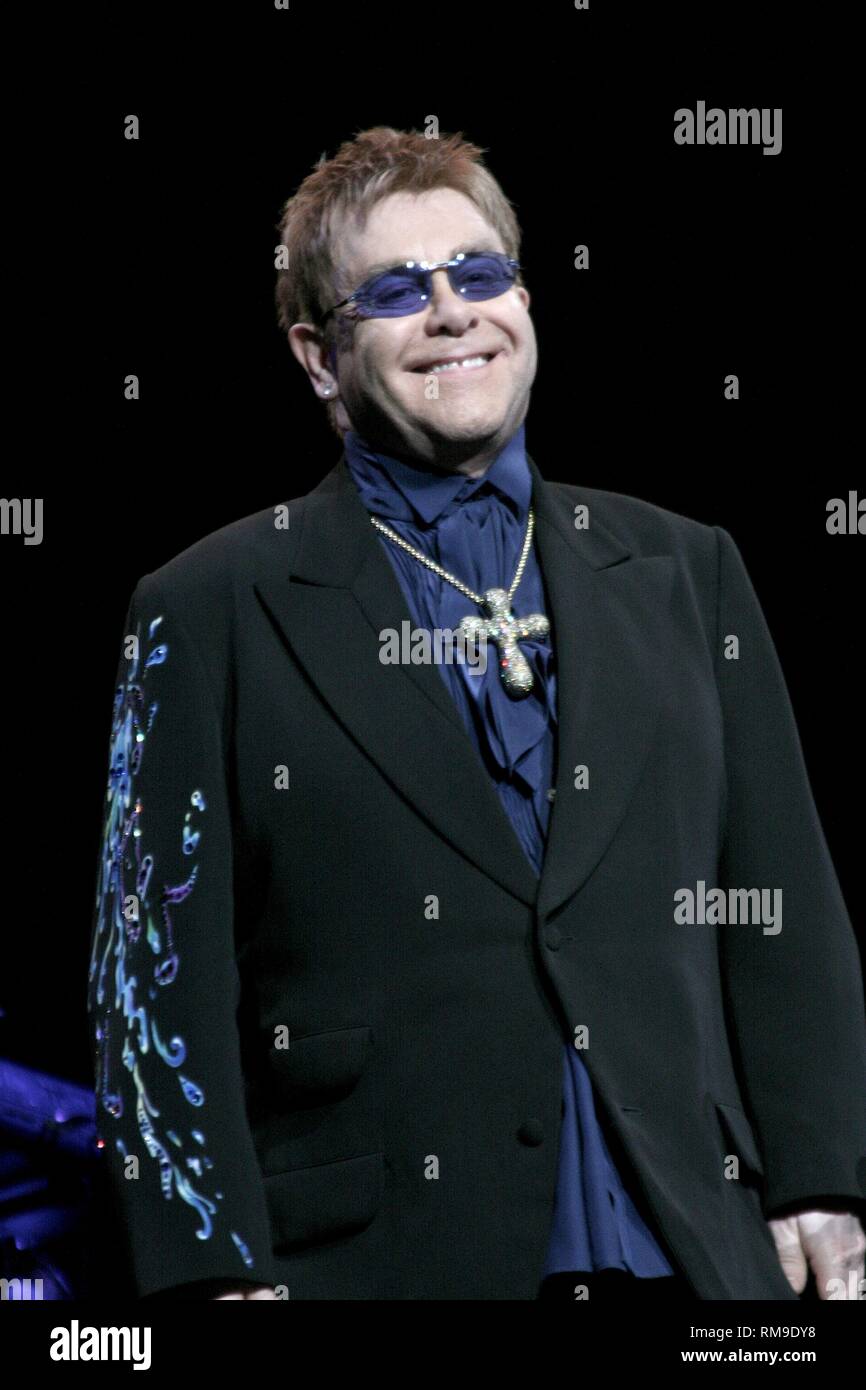 Cantante, compositore, compositore e pianista.Sir Elton Hercules John è mostrato esibirsi sul palco durante un 'live' aspetto di concerto. Foto Stock