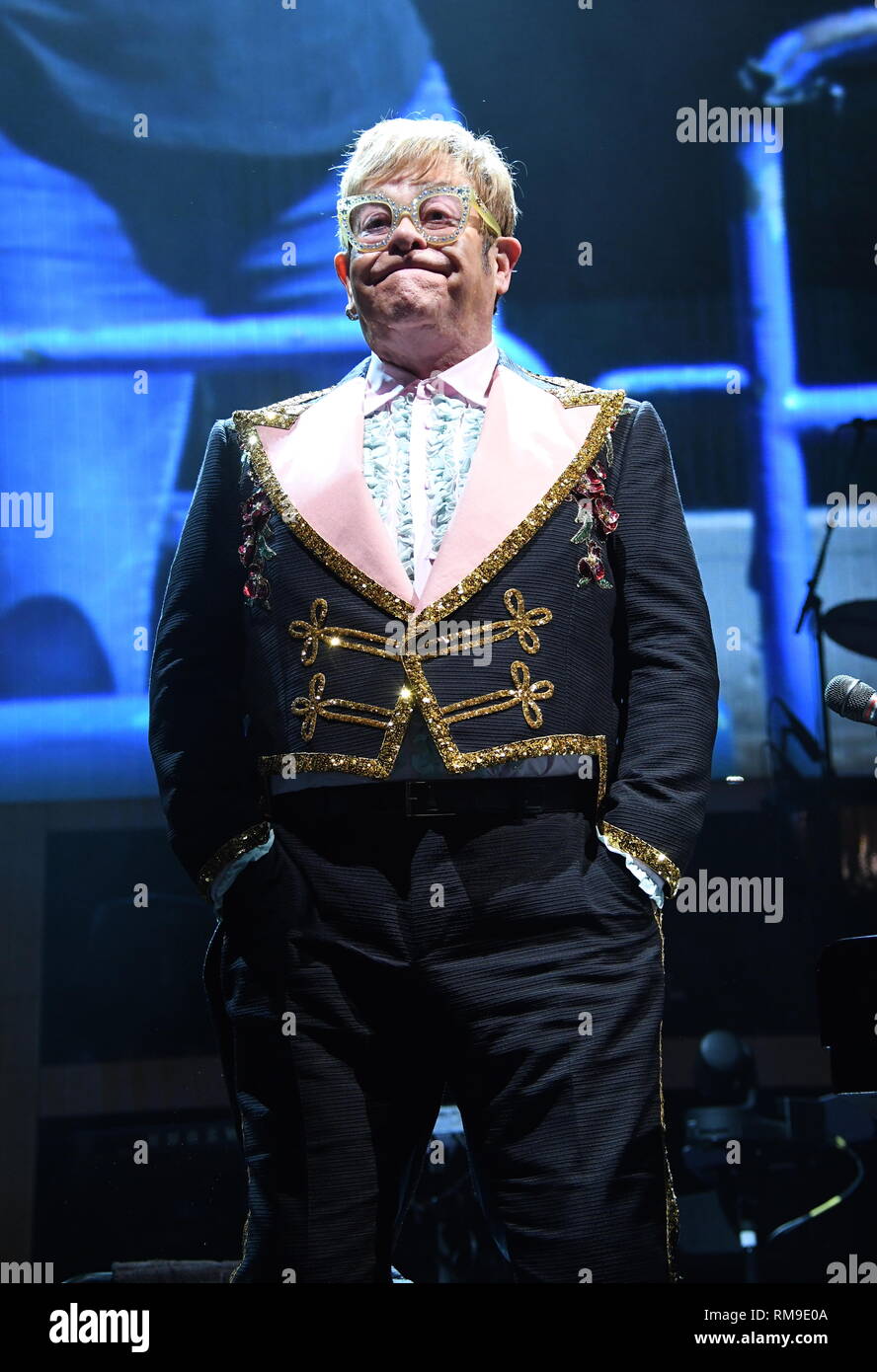 Musicista Elton John è mostrato esibirsi sul palco durante il suo 'addio mattone giallo' concert tour. Foto Stock