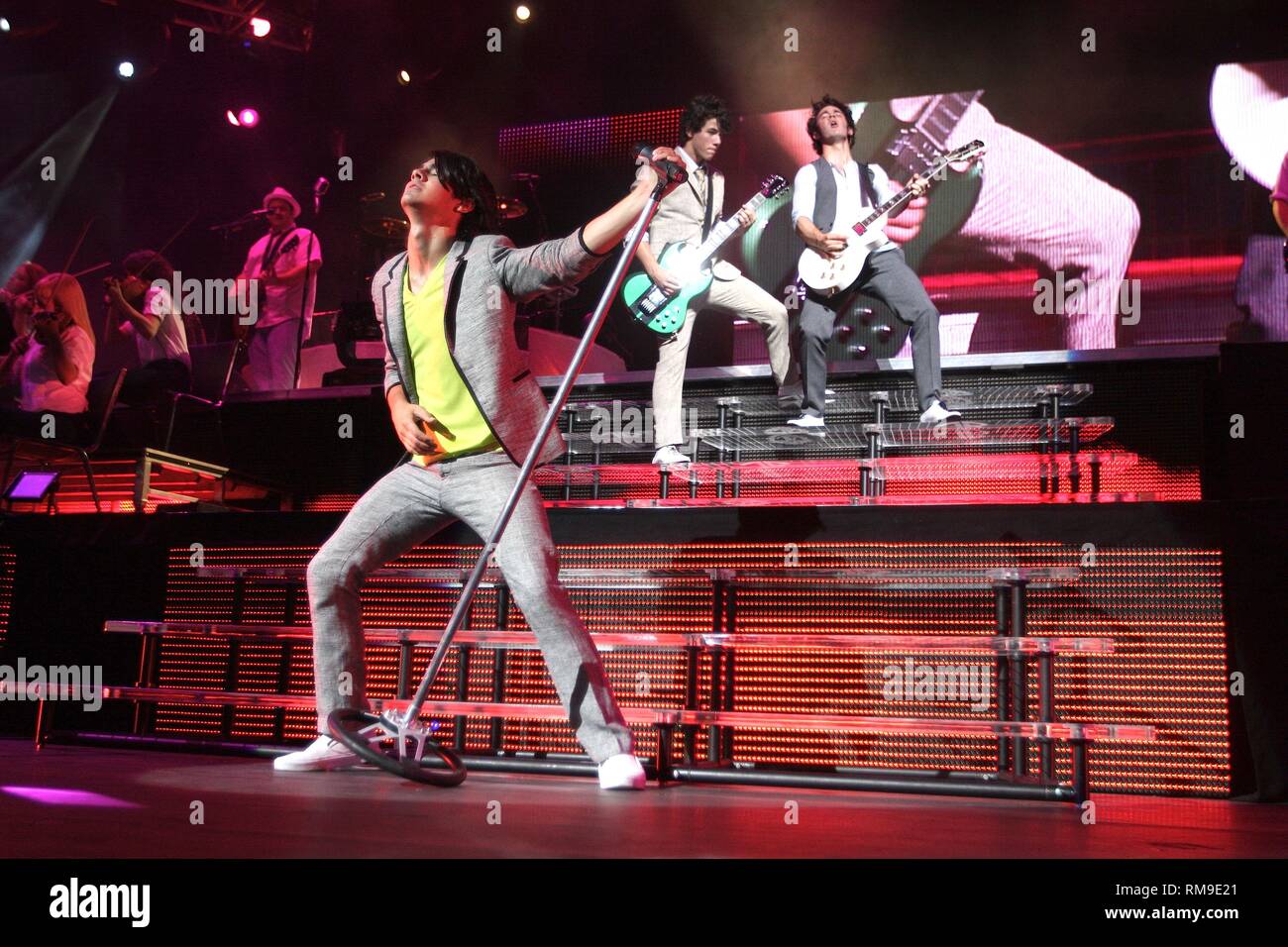 I Jonas Brothers sono mostrati esibirsi sul palco durante un 'live' aspetto di concerto. Foto Stock