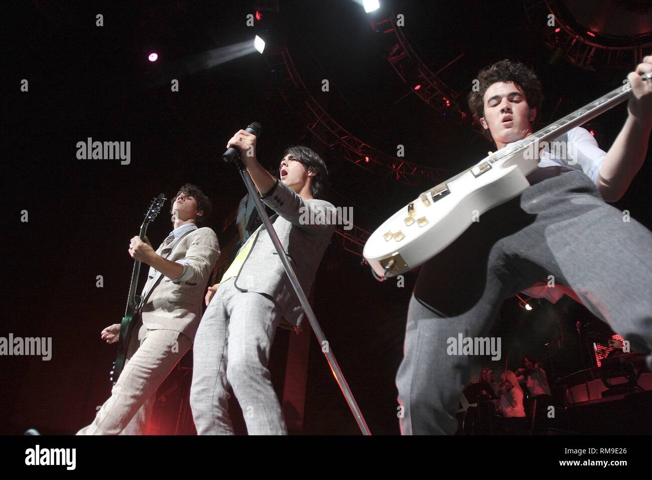 I Jonas Brothers sono mostrati esibirsi sul palco durante un 'live' aspetto di concerto. Foto Stock