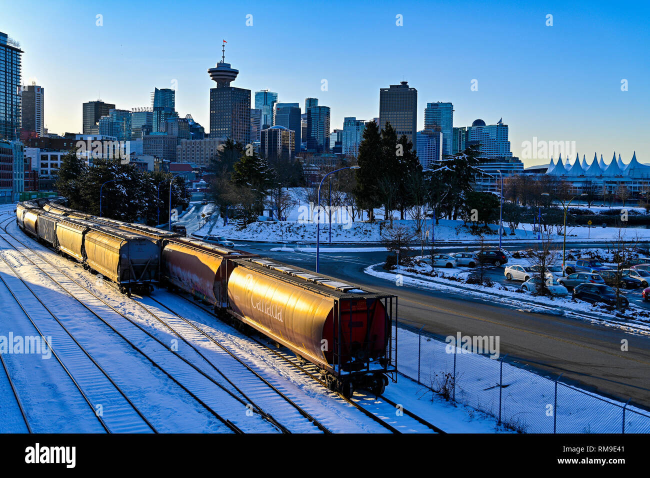 Treno merci vetture a schierata in inverno, Vancouver, British Columbia, Canada Foto Stock