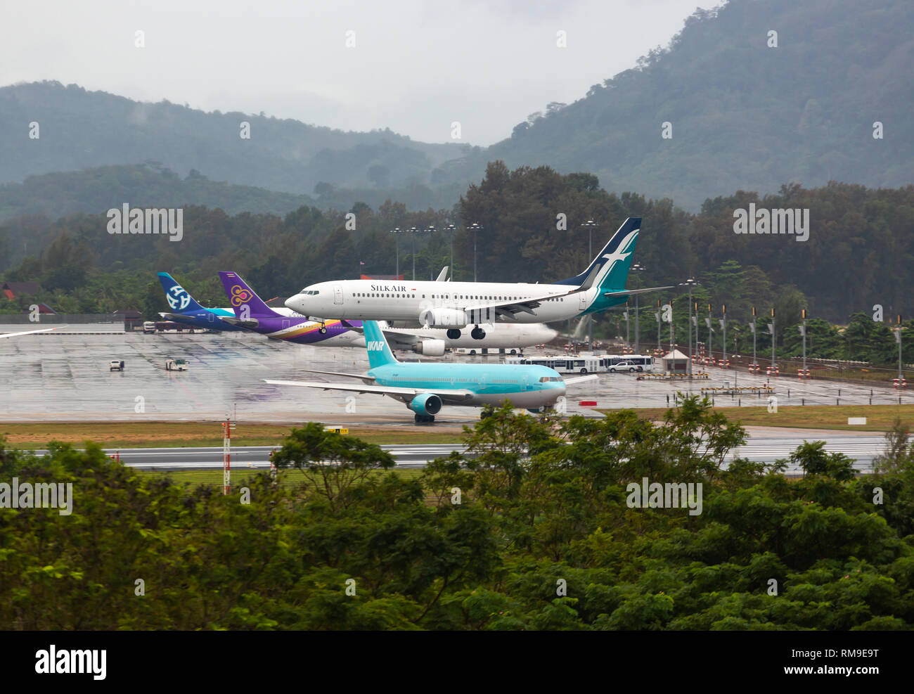 Il decollo di aeromobili in pioggia tropicale Foto Stock