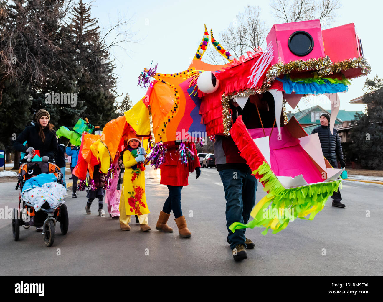 Bambini e adulti danza in costumi di fantasia a Salida di terza annuale di capodanno nuovo anno lunare Parade. L'anno del maiale. Foto Stock