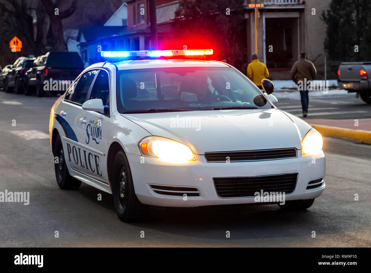 Auto della Polizia e luci; escort una sfilata nella piccola cittadina di Salida; Colorado; USA Foto Stock