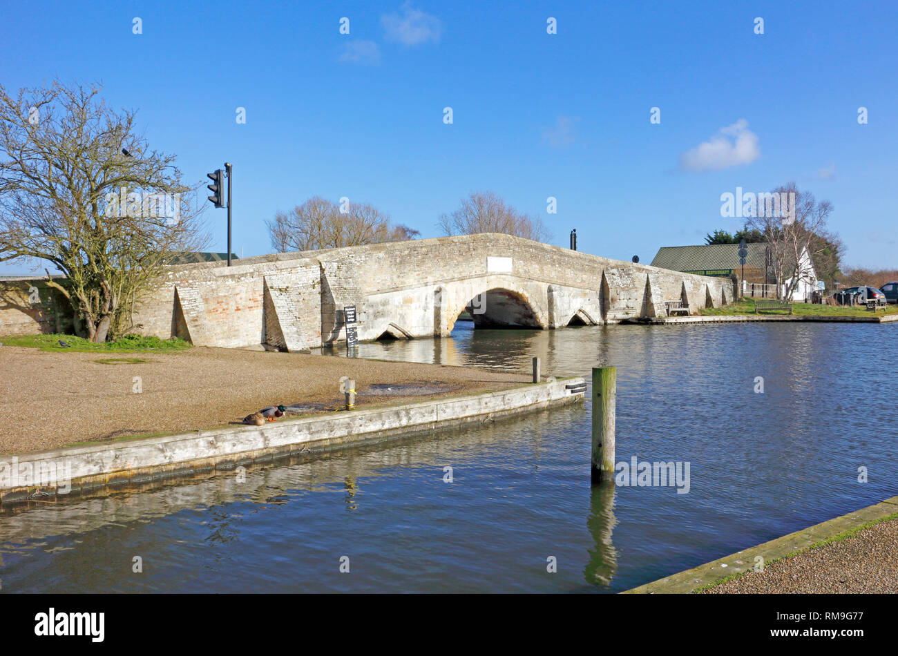 Una vista del ponte medievale che attraversa il fiume Thurne su Norfolk Broads a Potter Heigham, Norfolk, Inghilterra, Regno Unito, Europa. Foto Stock