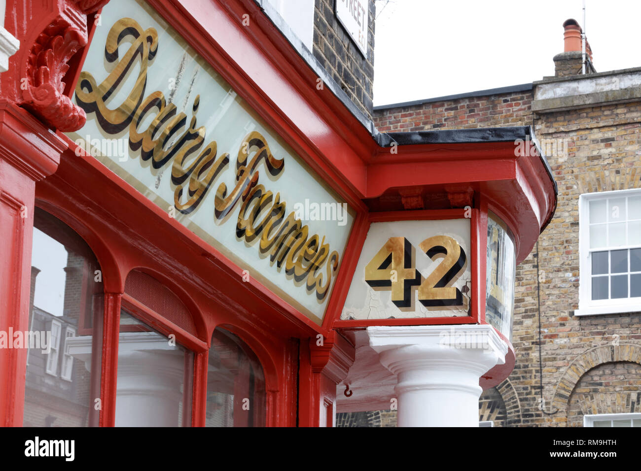 La facciata della vecchia Lloyd & Figlio Welsh dairy sull'angolo di Amwell Street e River Street, Finsbury, London, Regno Unito Foto Stock