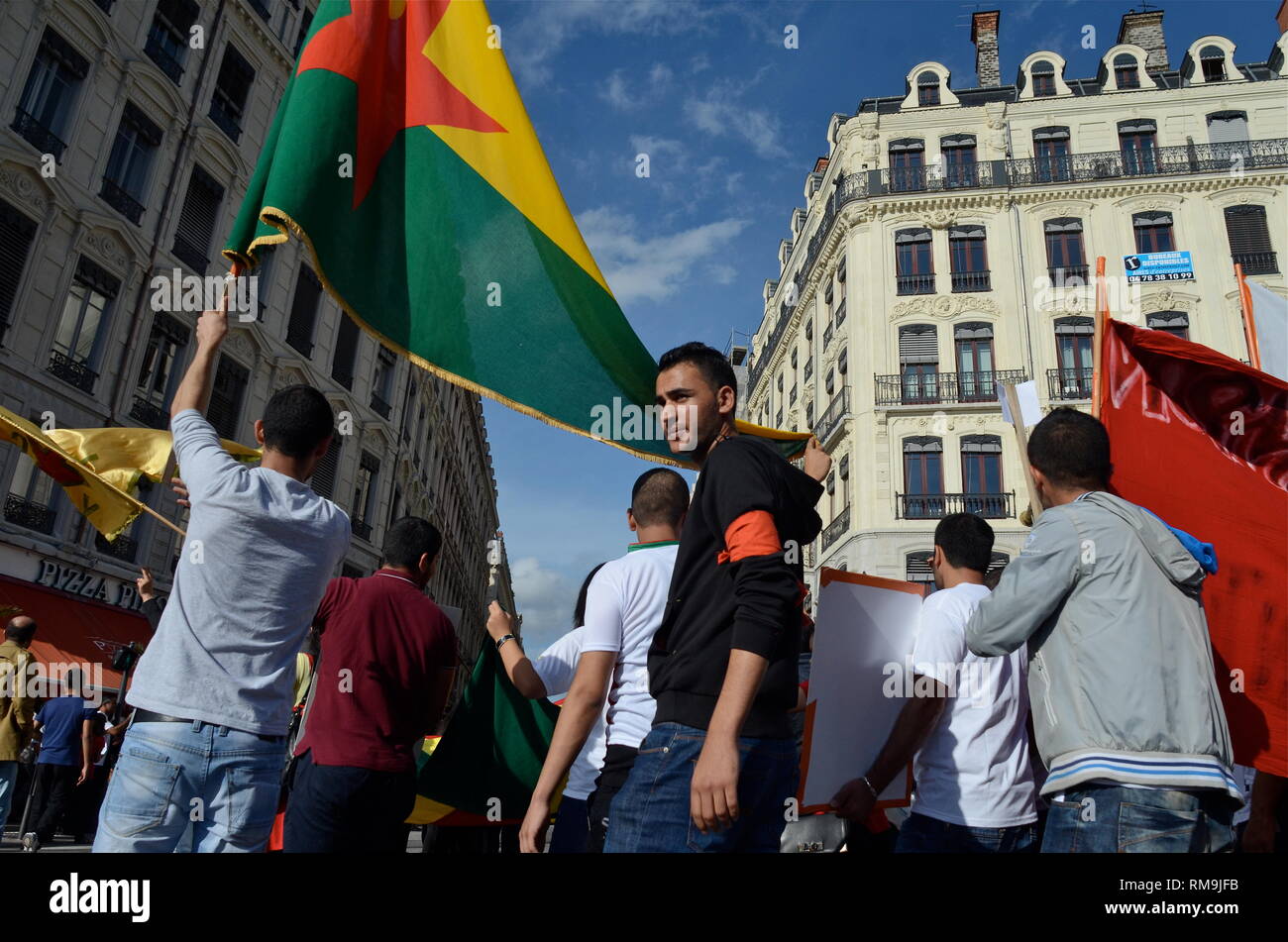 Curdi marzo per protestare è violenze, Lione, Francia Foto Stock