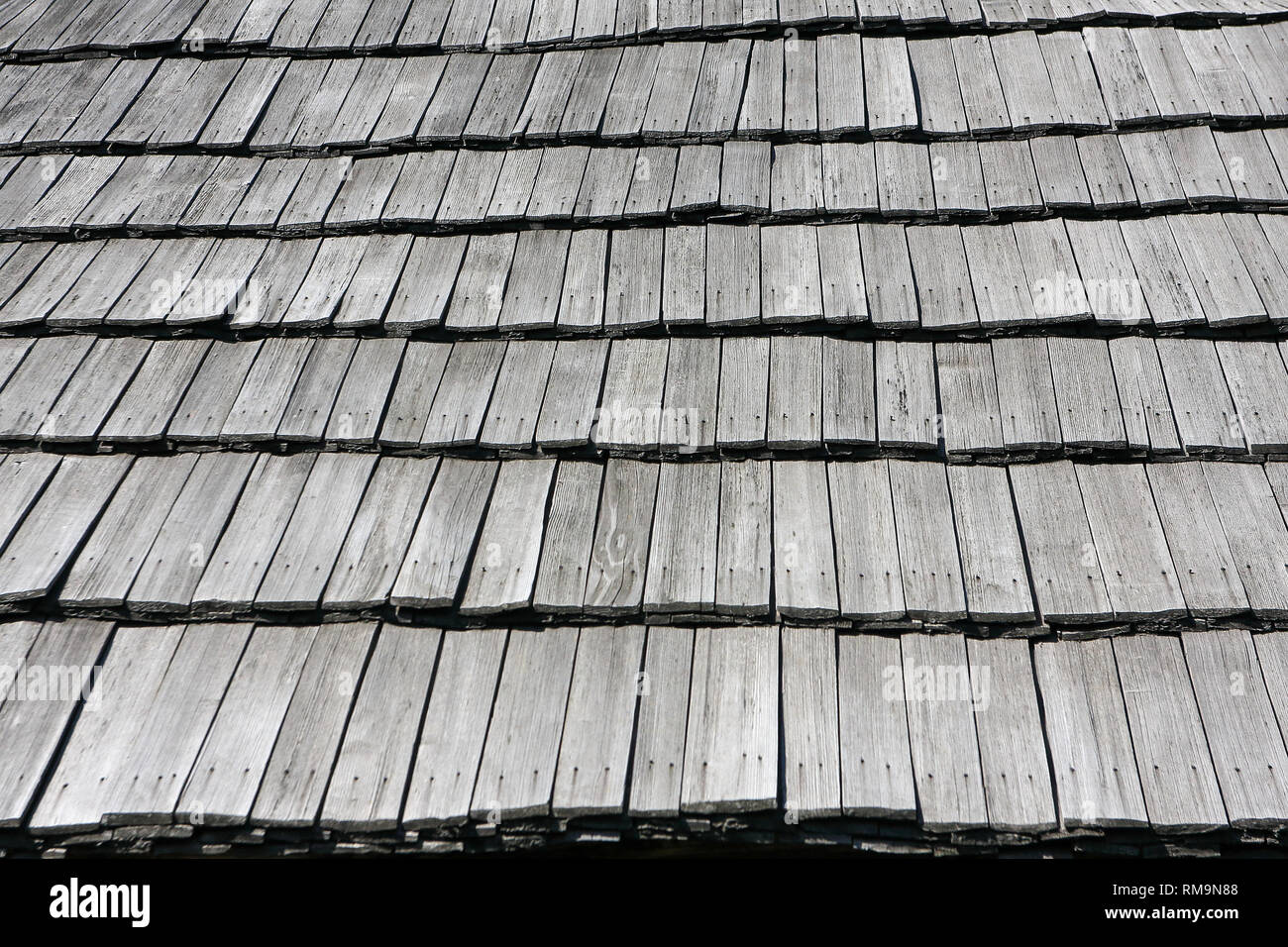 Vecchio tetto realizzato dalle assicelle con bel dettaglio di interpolazione e stratificazione Foto Stock