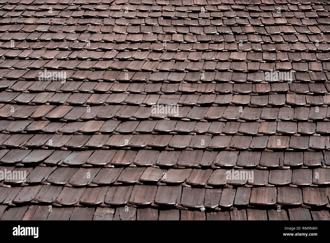 Tradizionale ghiaia tetto alto su una casa Foto Stock