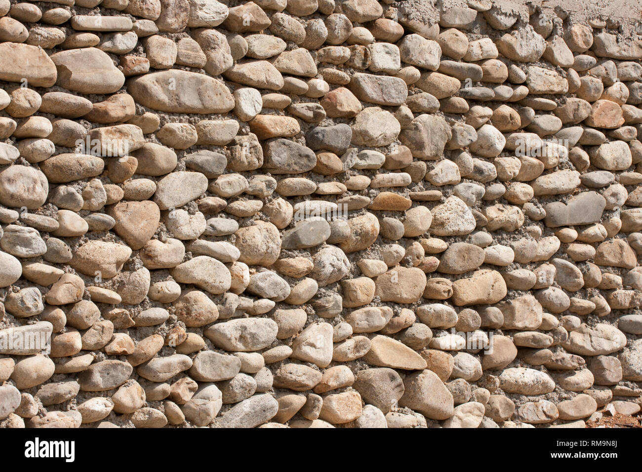 Muro di fondazione di cemento e pietra Foto Stock