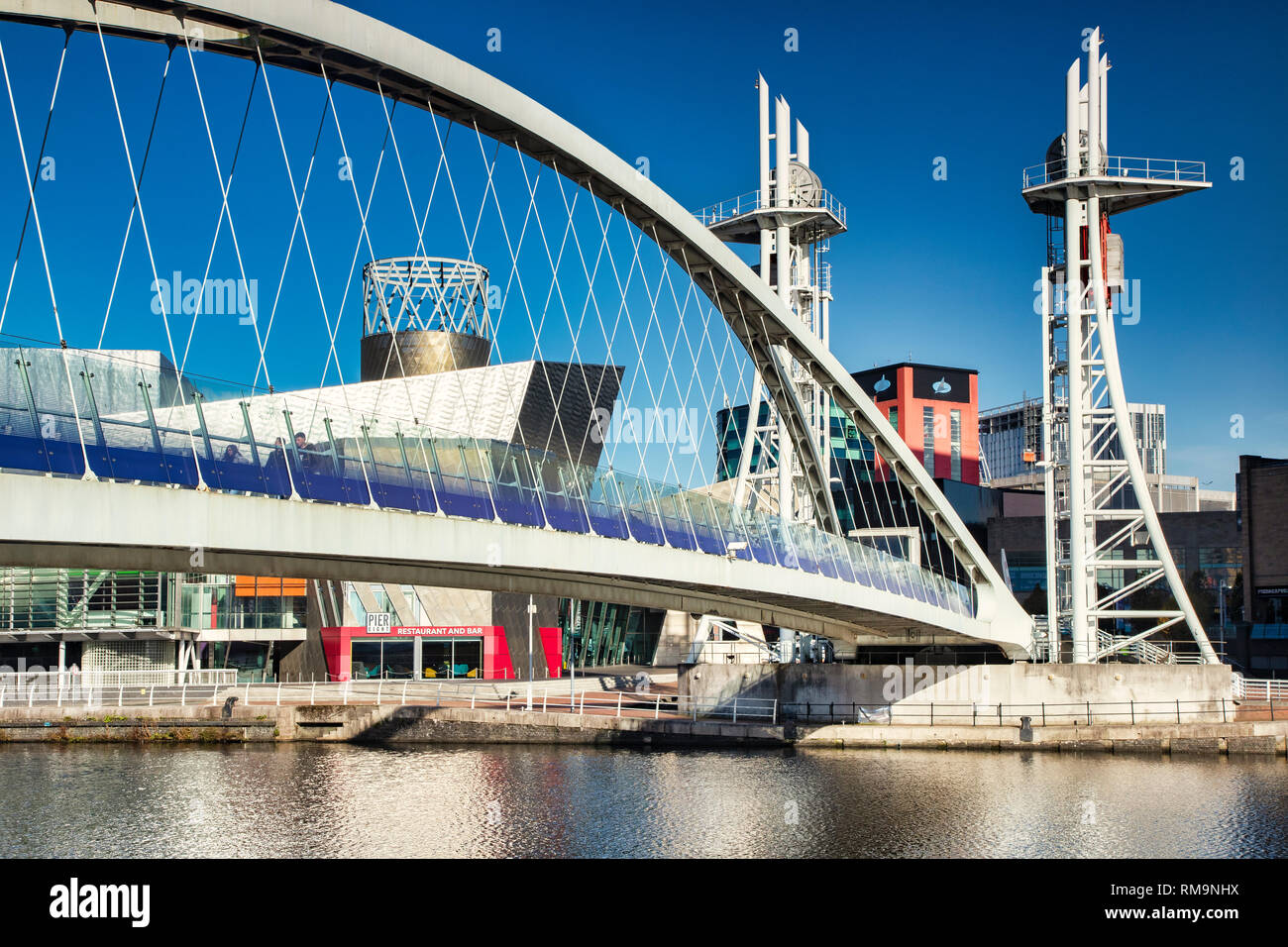 2 Novembre 2018: Salford Quays, Manchester, Regno Unito - Il Ponte di Lowry su una graziosa soleggiata giornata autunnale con cielo blu chiaro. Foto Stock