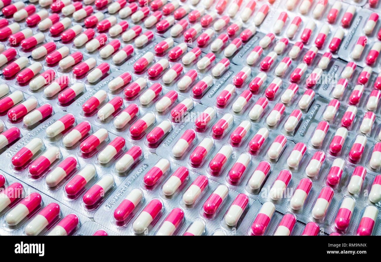 Closeup rosa-bianco capsula di antibiotico pillole in confezione blister. Farmaco antimicrobico resistenza. Industria farmaceutica. Global Healthcare. Farmacia backg Foto Stock