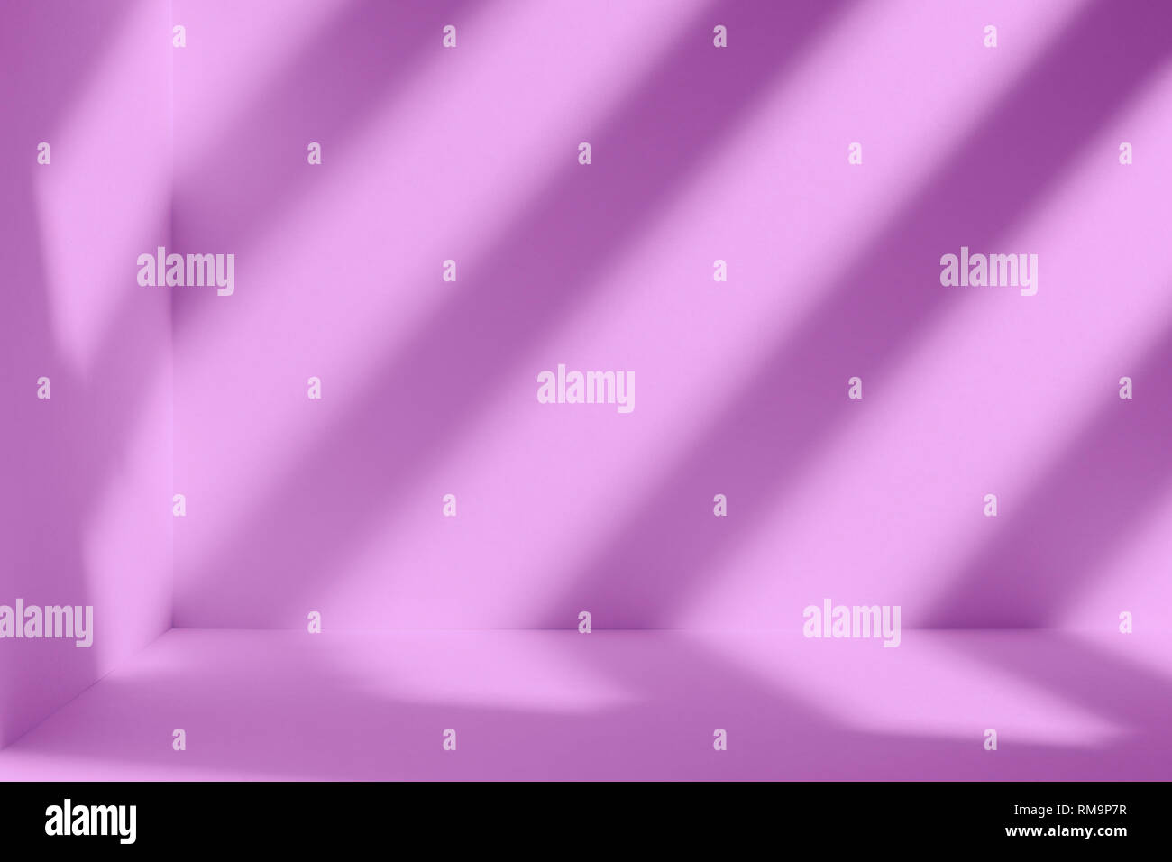 Angolo vuoto della camera viola con profonda ombra artistica. Minimalista concetto di spazio Foto Stock