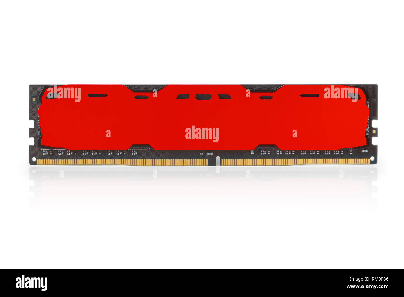 Moderno rosso DDR RAM modulo di memoria con la custodia vuota. Isolato su bianco, percorso di clipping incluso Foto Stock