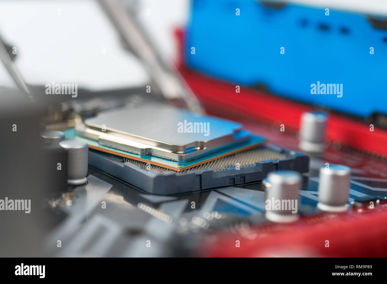 CPU su scheda principale da vicino con il fuoco selettivo Foto Stock