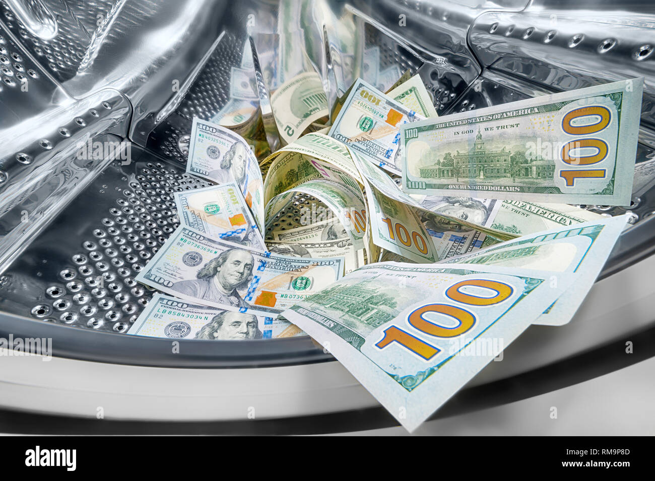 Di dollari nel cesto della macchina di lavaggio. Riciclaggio di denaro concept Foto Stock