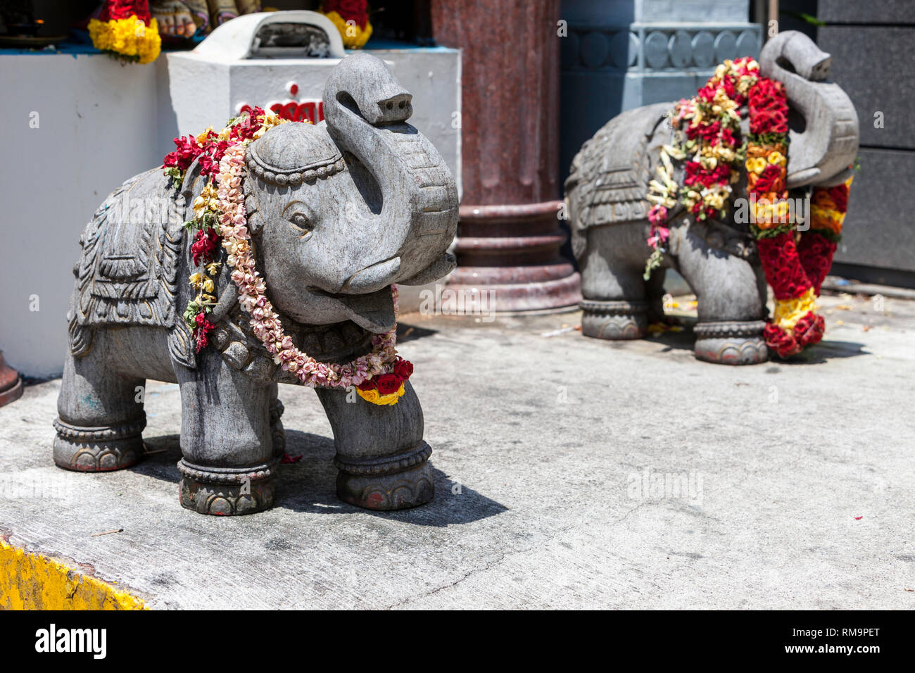 Sculture di elefante al di fuori dello Sri Senpaga Vinayagar Ganesh Hindu Temple, Joo Chiat distretto, Singapore. Foto Stock