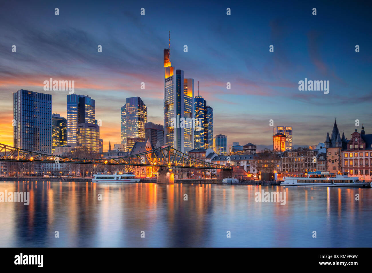 Frankfurt am Main, Germania. Cityscape immagine di Frankfurt am Main skyline durante il bellissimo tramonto. Foto Stock