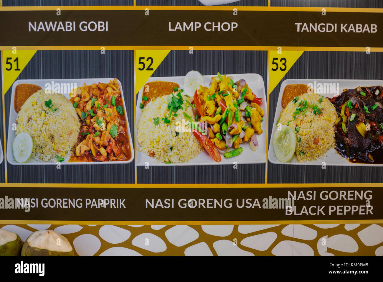 Il menu del ristorante che offre il Nasi Goreng USA, Stir-fried rice meno speziato rispetto al solito. Singapore. Foto Stock