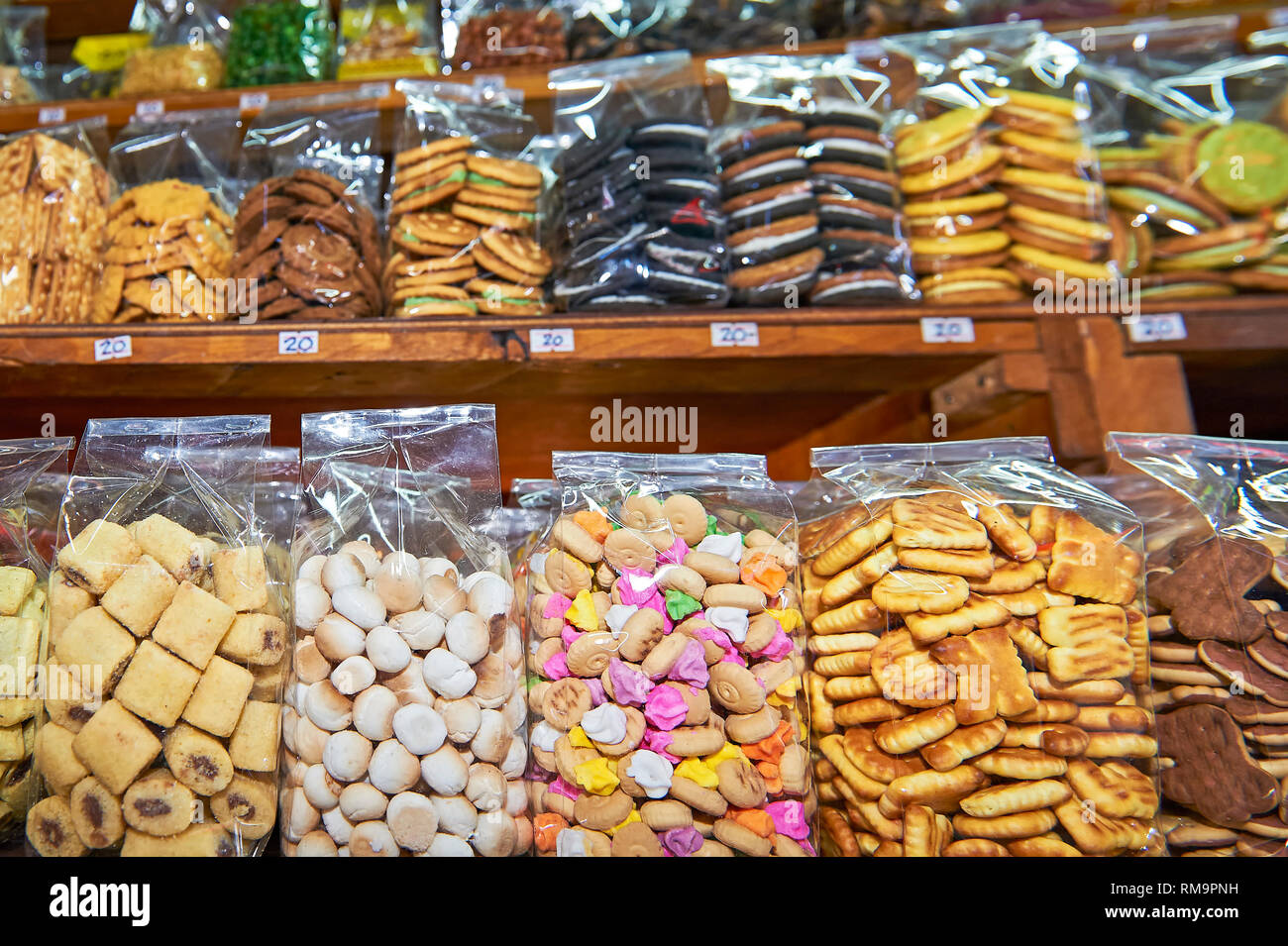 Diversi tipi di coockies confezionati in una busta di plastica trasparente in piedi su un ripiano in una fase di stallo a Klong Toey Mercato a Bangkok, in Thailandia Foto Stock