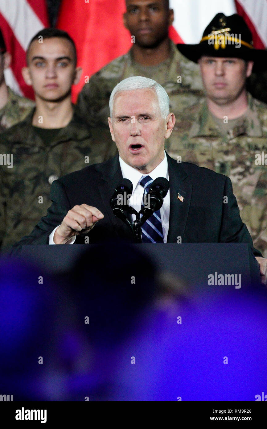 Varsavia, Polonia. Xiii Febbraio, 2019. Stati Uniti Vice Presidente Mike pence (C) parla alle truppe in una base militare a Varsavia in Polonia, il 13 febbraio, 2019. Pence la visita a Varsavia include due giorni di conferenza sul Medio Oriente co-organizzata dagli Stati Uniti e dalla Polonia, che è iniziata mercoledì pomeriggio con un'accoglienza ufficiale dei partecipanti. Credito: Jaap Arriens/Xinhua/Alamy Live News Foto Stock