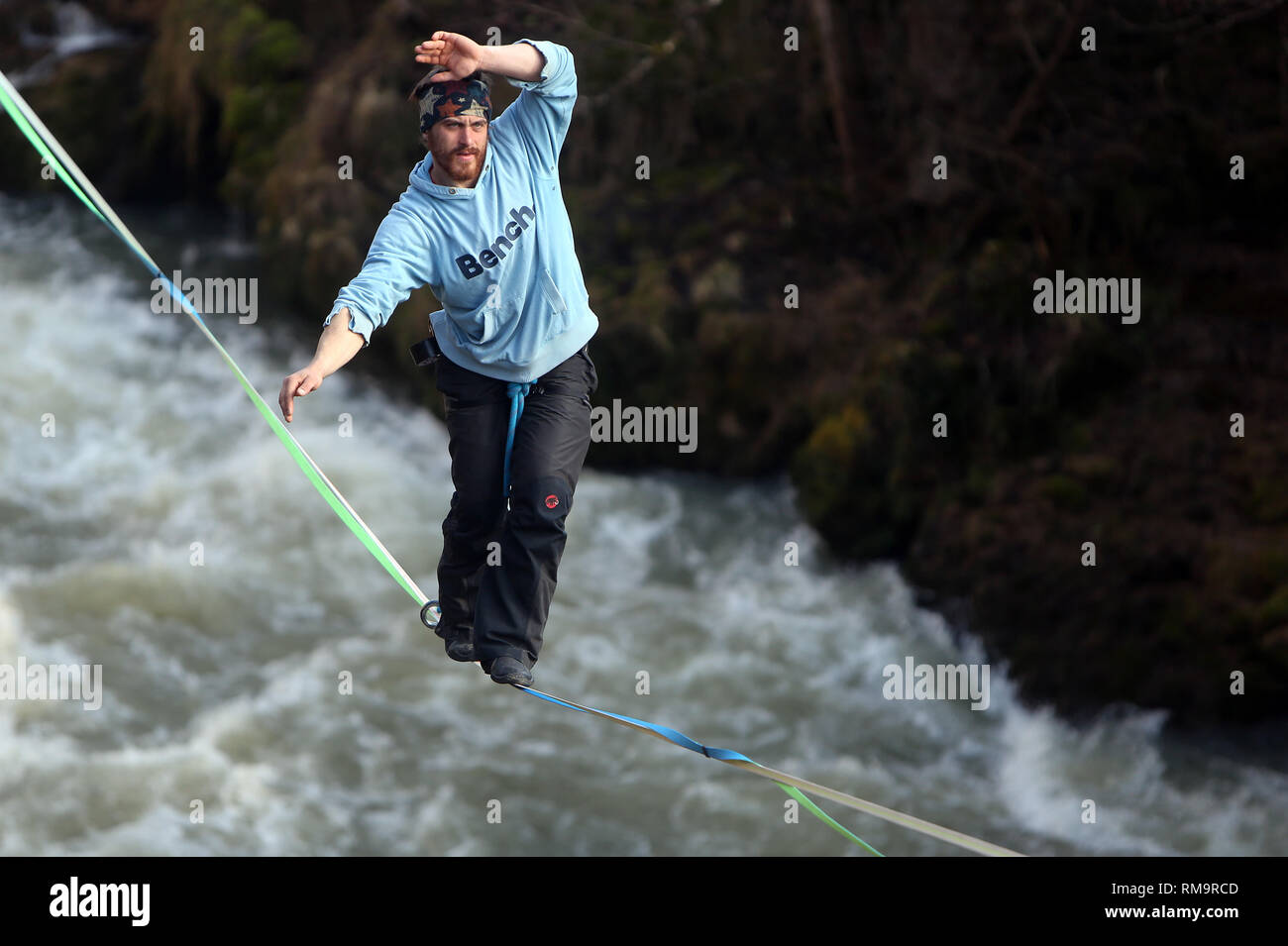 Slunj, Croazia. Xiii Febbraio, 2019. Il croato Darko Matesic passeggiate lungo un 200-piedi-lunga fune attraverso il canyon del fiume Korana, in Slunj, Croazia, Feb 13, 2019. La sfida è supportata dall'Associazione turistica della città di Slunj come un nuovo polo di attrazione della città. Credito: Kristina Stedul Fabac/Xinhua/Alamy Live News Foto Stock