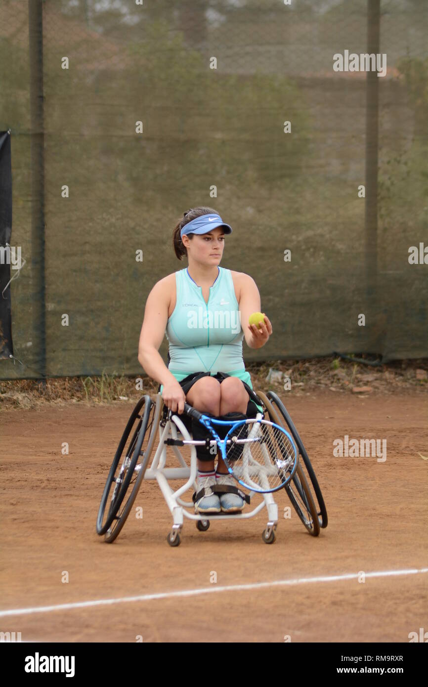 Francia Tennis in carrozzina player Emmanuelle Morch visto in azione contro il Sud Africa Mariska Venter durante Nairobi Open di tennis in carrozzella Tour. Morch ha vinto 7-6(8) 6-4 a prendere Signore unico campionato. Foto Stock
