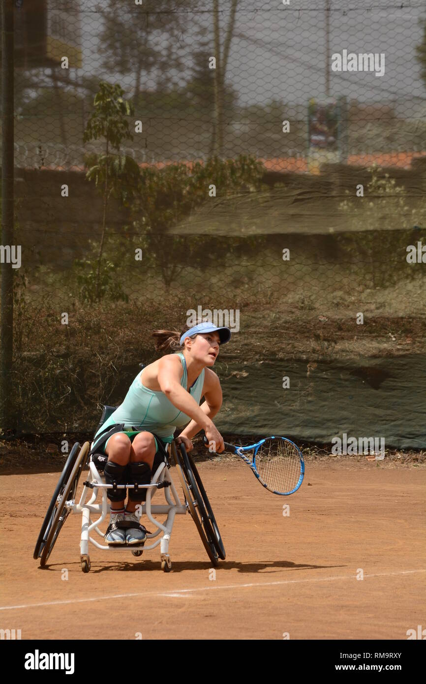Francia Tennis in carrozzina player Emmanuelle Morch visto in azione contro il Sud Africa Mariska Venter durante Nairobi Open di tennis in carrozzella Tour. Morch ha vinto 7-6(8) 6-4 a prendere Signore unico campionato. Foto Stock