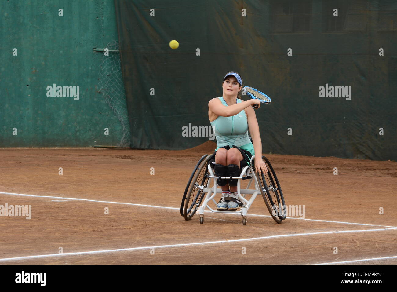 Francia Tennis in carrozzina player Emmanuelle Morch visto in azione contro il Sud Africa Mariska Venter durante Nairobi Open di tennis in carrozzella Tour. Morch ha vinto 7-6(8) 6-4 a prendere Signore unico campionato. Foto Stock