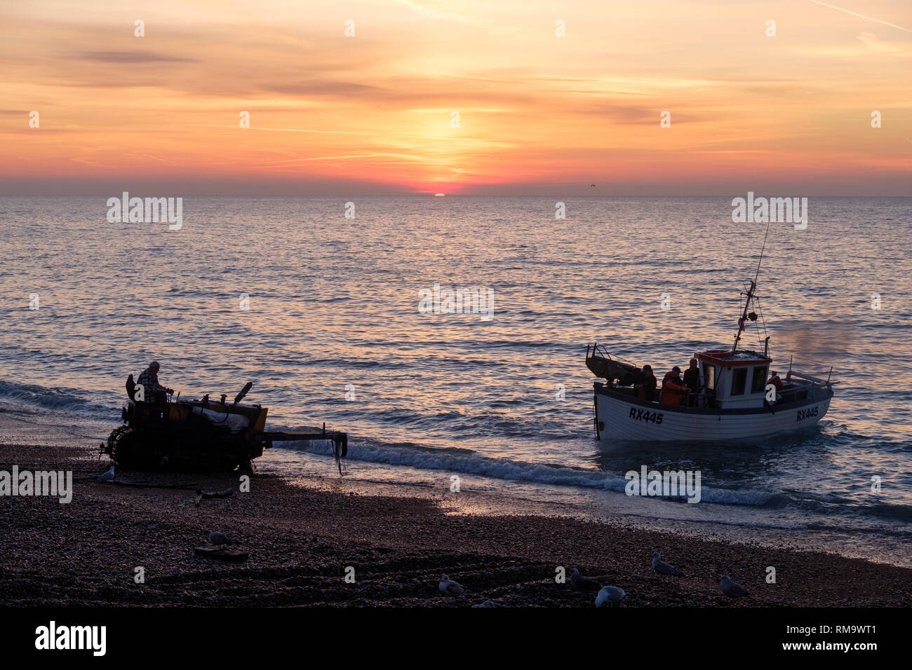 Hastings, East Sussex, Regno Unito. Xiv Feb, 2019. Regno Unito: Meteo Hastings barca da pesca di essere lanciato a sunrise. Hastings ha la più grande spiaggia-lanciato della flotta da pesca in Europa. Credito: Carolyn Clarke/Alamy Live News Foto Stock