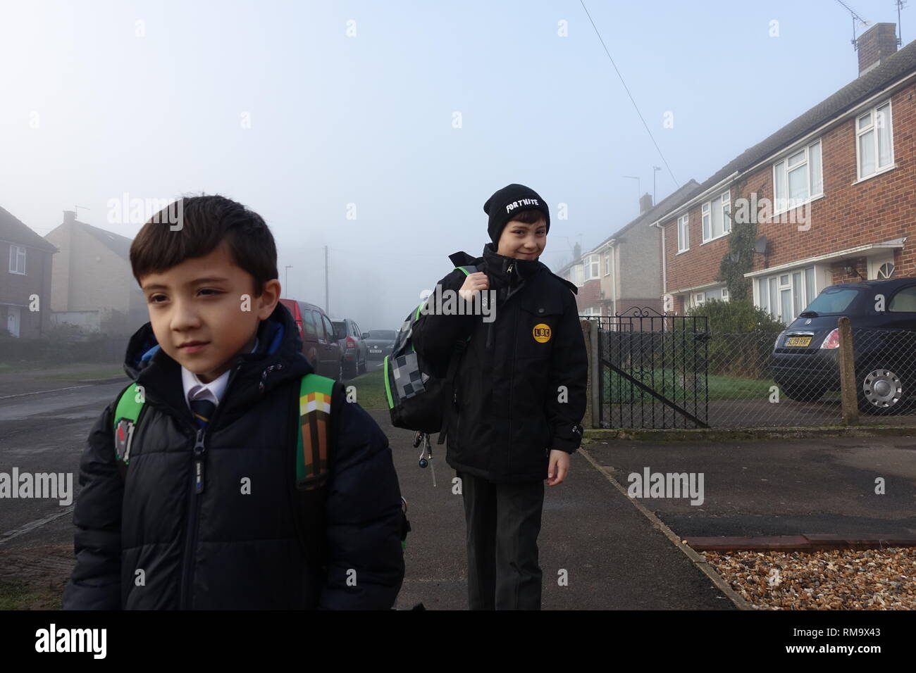 Reading, Berkshire. 14 febbraio 2019: Regno Unito Meteo - una nebbia per iniziare la giornata in lettura durante la mattina scuola gestita. Credito: Matteo Ashmore/Alamy Live News Foto Stock