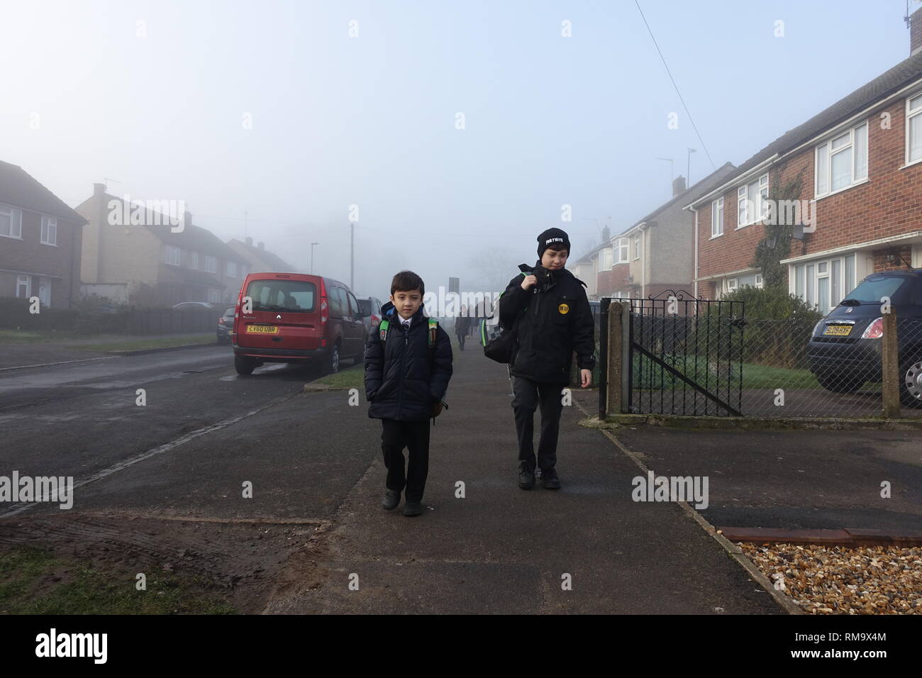Reading, Berkshire. 14 febbraio 2019: Regno Unito Meteo - una nebbia per iniziare la giornata in lettura durante la mattina scuola gestita. Credito: Matteo Ashmore/Alamy Live News Foto Stock