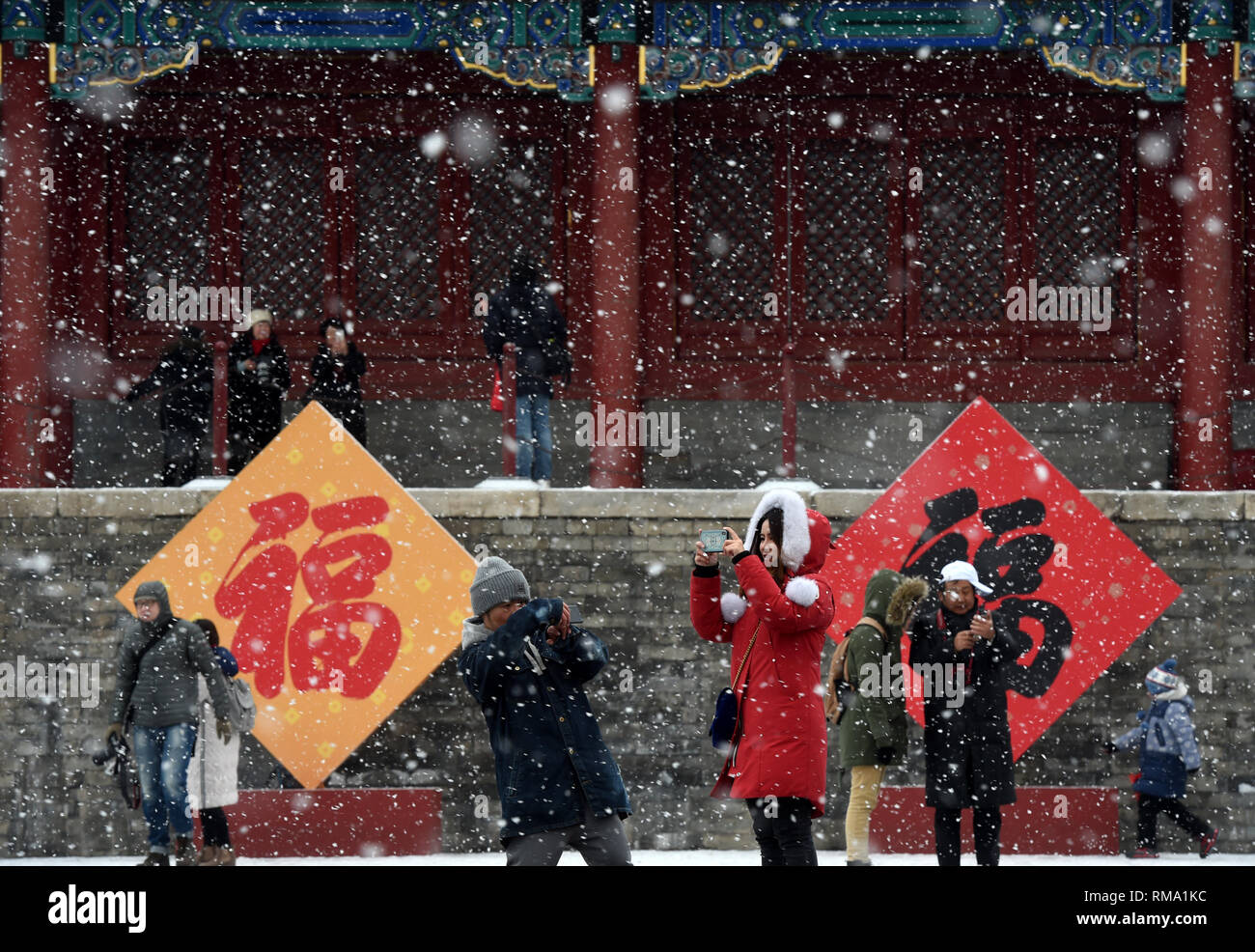 (190214) -- Pechino, 14 febbraio, 2019 (Xinhua) -- i visitatori di scattare foto di paesaggi innevati presso il Museo del Palazzo Imperiale a Pechino Capitale della Cina, 14 febbraio, 2019. Una nevicata ha colpito Pechino il giovedì. (Xinhua/Luo Xiaoguang) Foto Stock