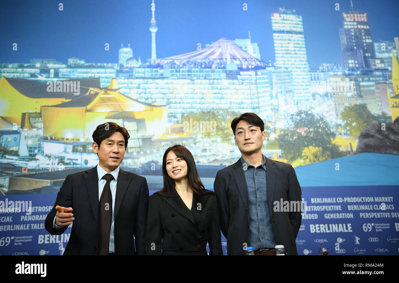 14 febbraio 2019, Berlin: 69Berlinale, Photocall 'Woo Sang (idolo)', Corea del panorama: Sul Kyung-gu (l-r), attore Chun Woo-hee, attrice, e Lee su-jin, direttore. Foto: Britta Pedersen/dpa Foto Stock