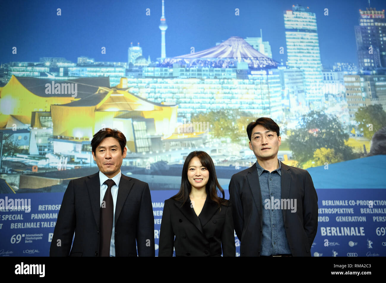 Berlino, Germania. Xiv Feb, 2019. 69Berlinale, Photocall 'Woo Sang (idolo)', Corea del panorama: Sul Kyung-gu (l-r), attore Chun Woo-hee, attrice, e Lee su-jin, direttore. Credito: Britta Pedersen/dpa/Alamy Live News Foto Stock