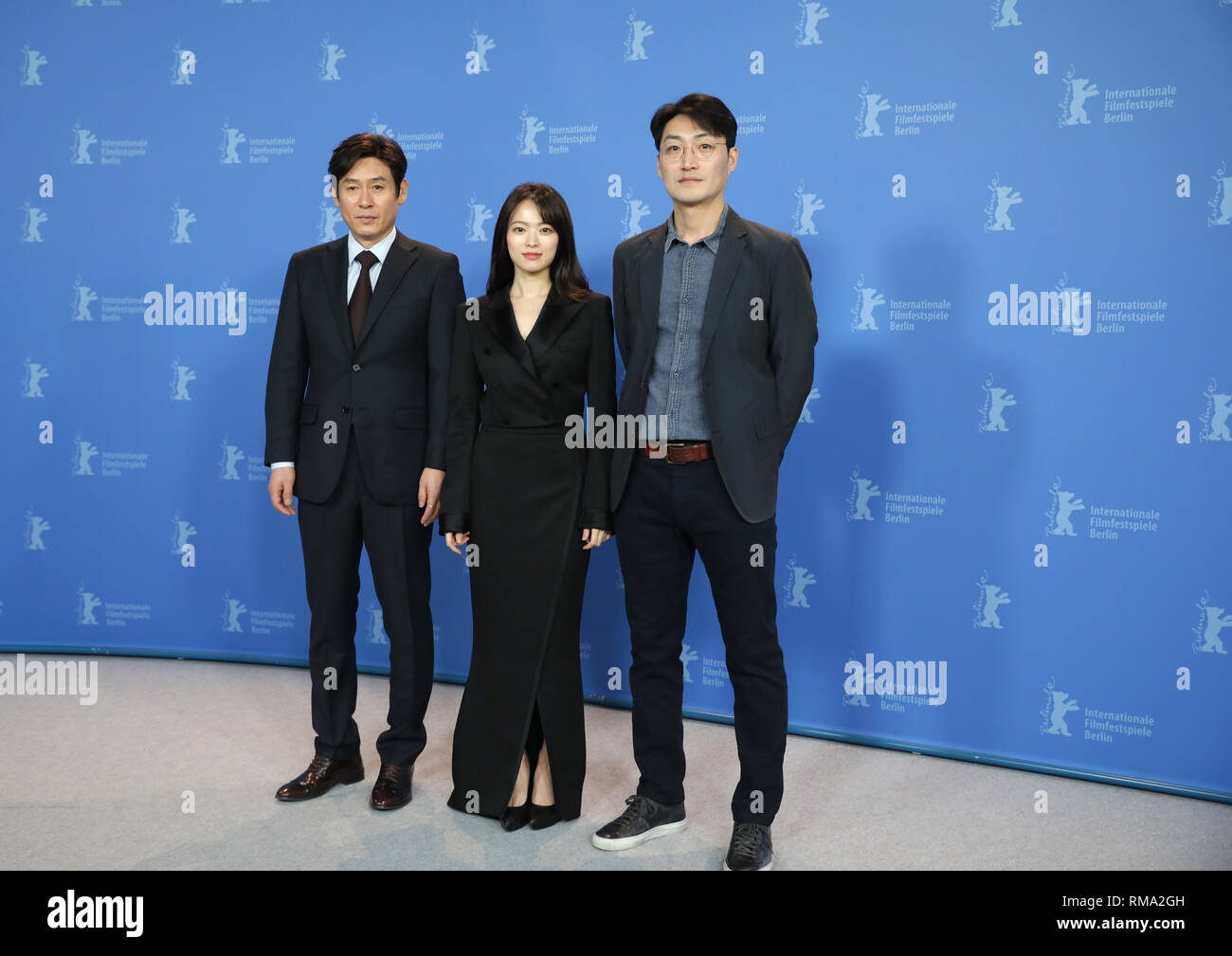 Berlino, Germania. Xiv Feb, 2019. 69Berlinale, Photocall 'Woo Sang (idolo)', Corea del panorama: Sul Kyung-gu (l-r), attore Chun Woo-hee, attrice, e Lee su-jin, direttore. Credito: Britta Pedersen/dpa/Alamy Live News Foto Stock