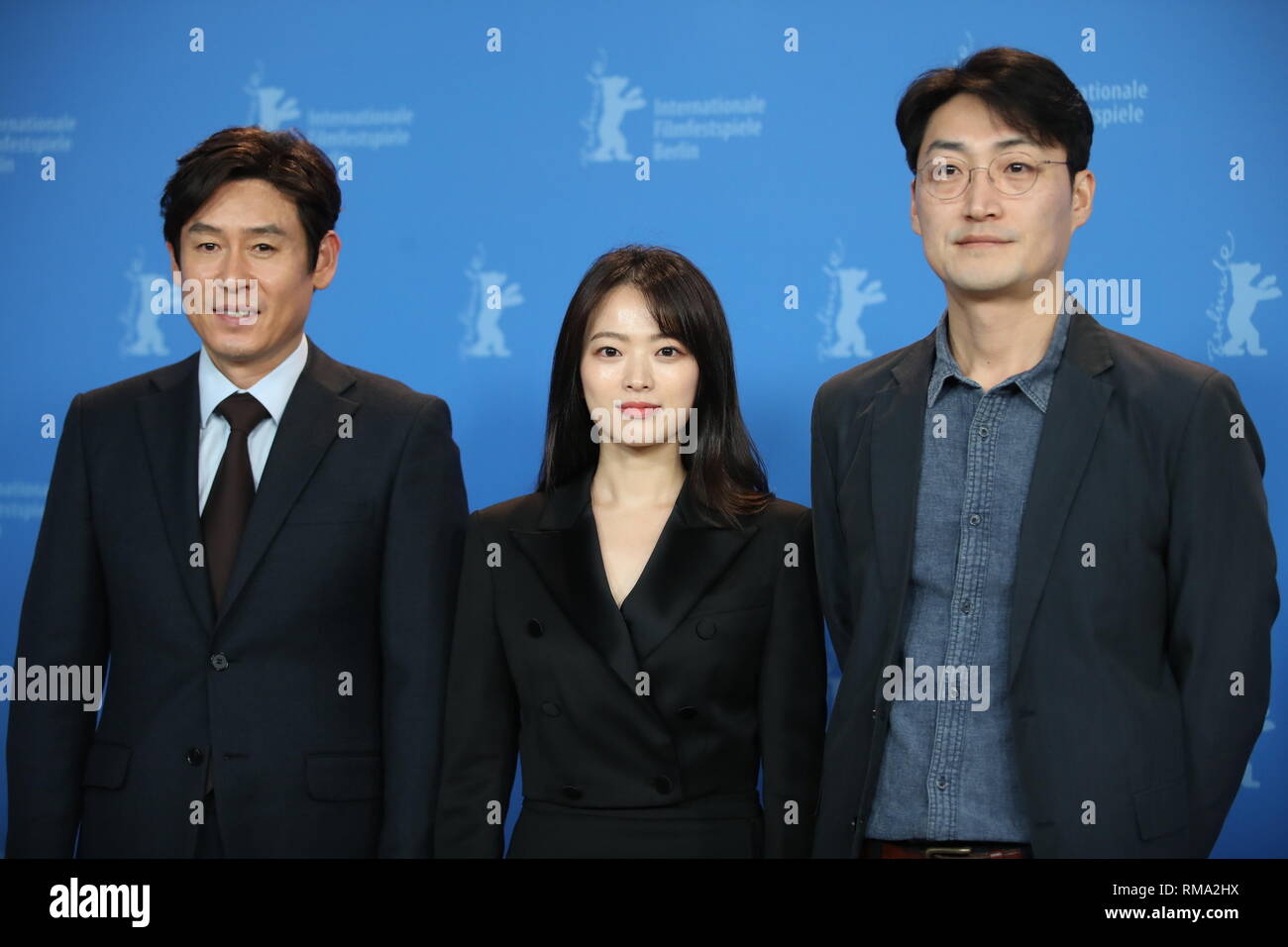 Berlino, Germania. Xiv Feb, 2019. 69Berlinale, Photocall 'Woo Sang (idolo)', Corea del panorama: Sul Kyung-gu (l-r), attore Chun Woo-hee, attrice, e Lee su-jin, direttore. Credito: Britta Pedersen/dpa/Alamy Live News Foto Stock