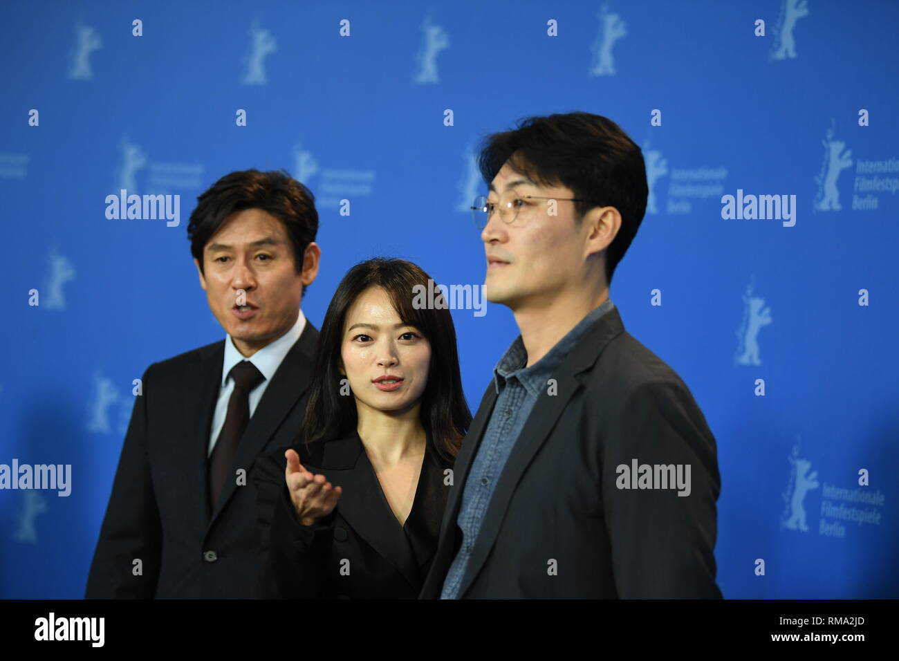 Berlino, Germania. Xiv Feb, 2019. 69Berlinale, Photocall 'Woo Sang (idolo)', Corea del panorama: Sul Kyung-gu (l-r), attore Chun Woo-hee, attrice, e Lee su-jin, direttore. Credito: Britta Pedersen/dpa/Alamy Live News Foto Stock