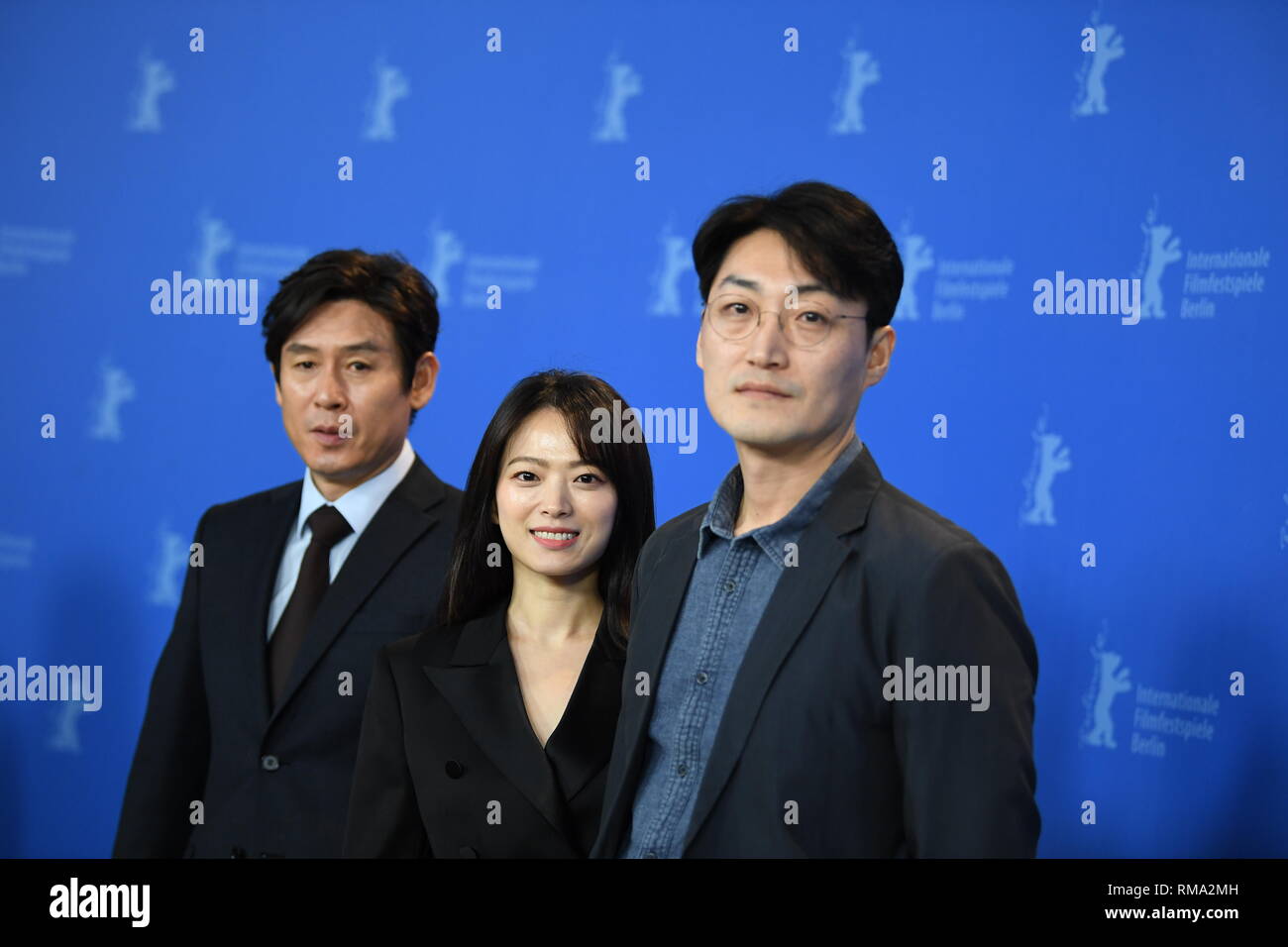 Berlino, Germania. Xiv Feb, 2019. 69Berlinale, Photocall 'Woo Sang (idolo)', Corea del panorama: Sul Kyung-gu (l-r), attore Chun Woo-hee, attrice, e Lee su-jin, direttore. Credito: Britta Pedersen/dpa/Alamy Live News Foto Stock