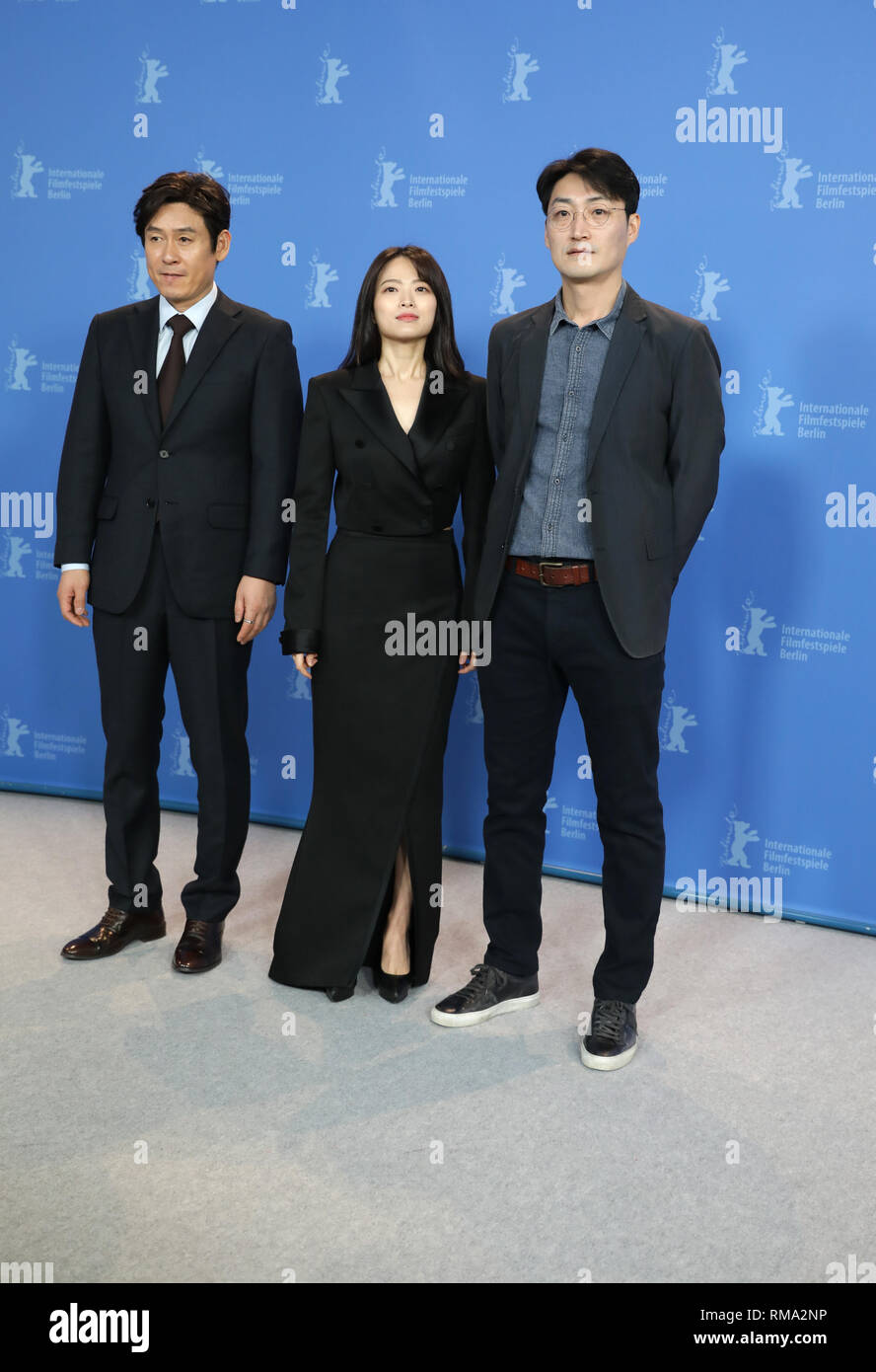 Berlino, Germania. Xiv Feb, 2019. 69Berlinale, Photocall 'Woo Sang (idolo)', Corea del panorama: Sul Kyung-gu (l-r), attore Chun Woo-hee, attrice, e Lee su-jin, direttore. Credito: Britta Pedersen/dpa/Alamy Live News Foto Stock