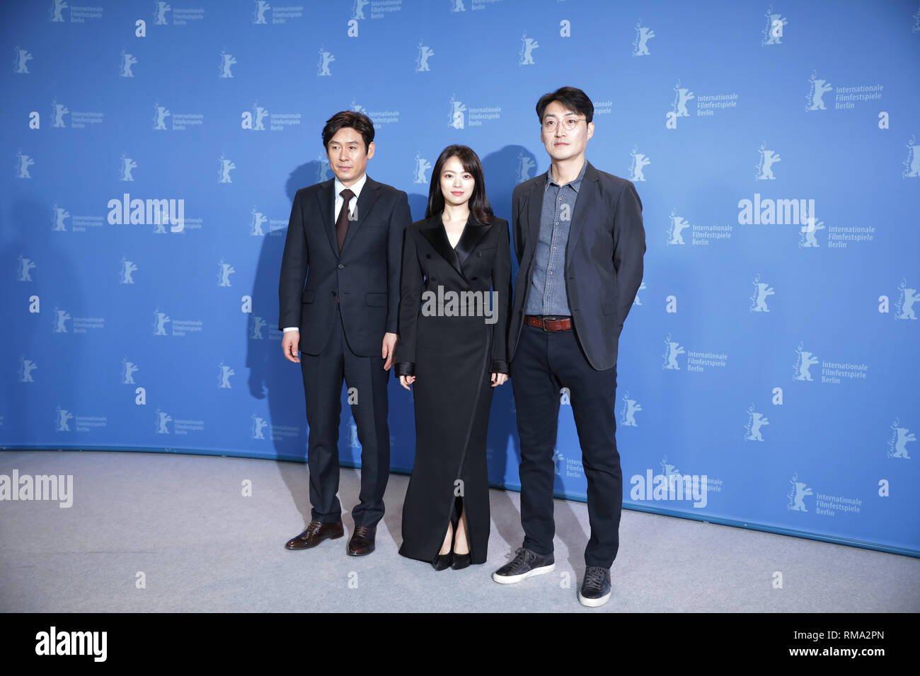 Berlino, Germania. Xiv Feb, 2019. 69Berlinale, Photocall 'Woo Sang (idolo)', Corea del panorama: Sul Kyung-gu (l-r), attore Chun Woo-hee, attrice, e Lee su-jin, direttore. Credito: Britta Pedersen/dpa/Alamy Live News Foto Stock