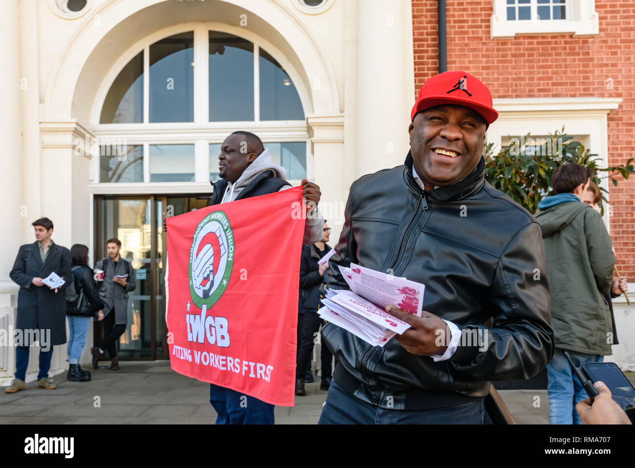 Londra, Regno Unito. 14 febbraio 2019. L'Unione IWGB e gli studenti di lanciare la loro campagna per Goldmsiths, Università di Londra, impiegare direttamente i suoi agenti di sicurezza. Attualmente essi sono occupati da CIS Security Ltd con bassa retribuzione e condizioni minime di servizio e ci si fa beffe regolarmente i suoi compiti legali sulla revisione di indennità di malattia e le vacanze. Credito: Peter Marshall / Alamy Live News Foto Stock