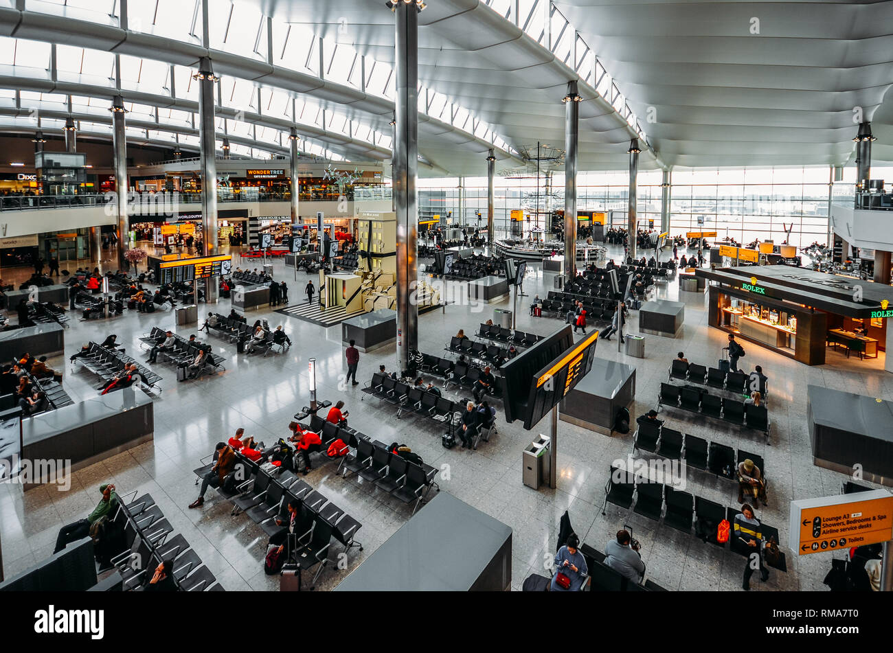 Londra, Inghilterra, Feb 13, 2019: alta vista prospettica dei passeggeri e negozi al terminal di partenza a Heathrow Terminal 3 Foto Stock