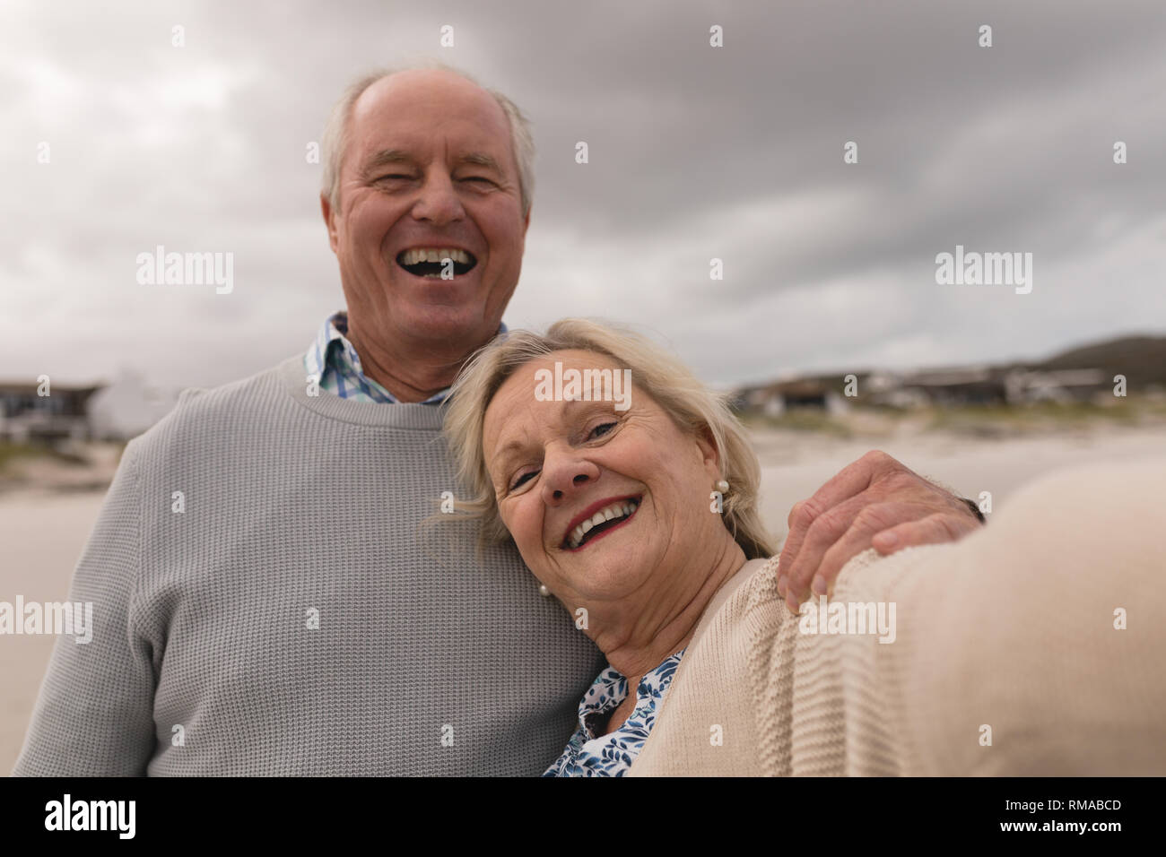 Felice coppia senior per divertirsi in spiaggia Foto Stock