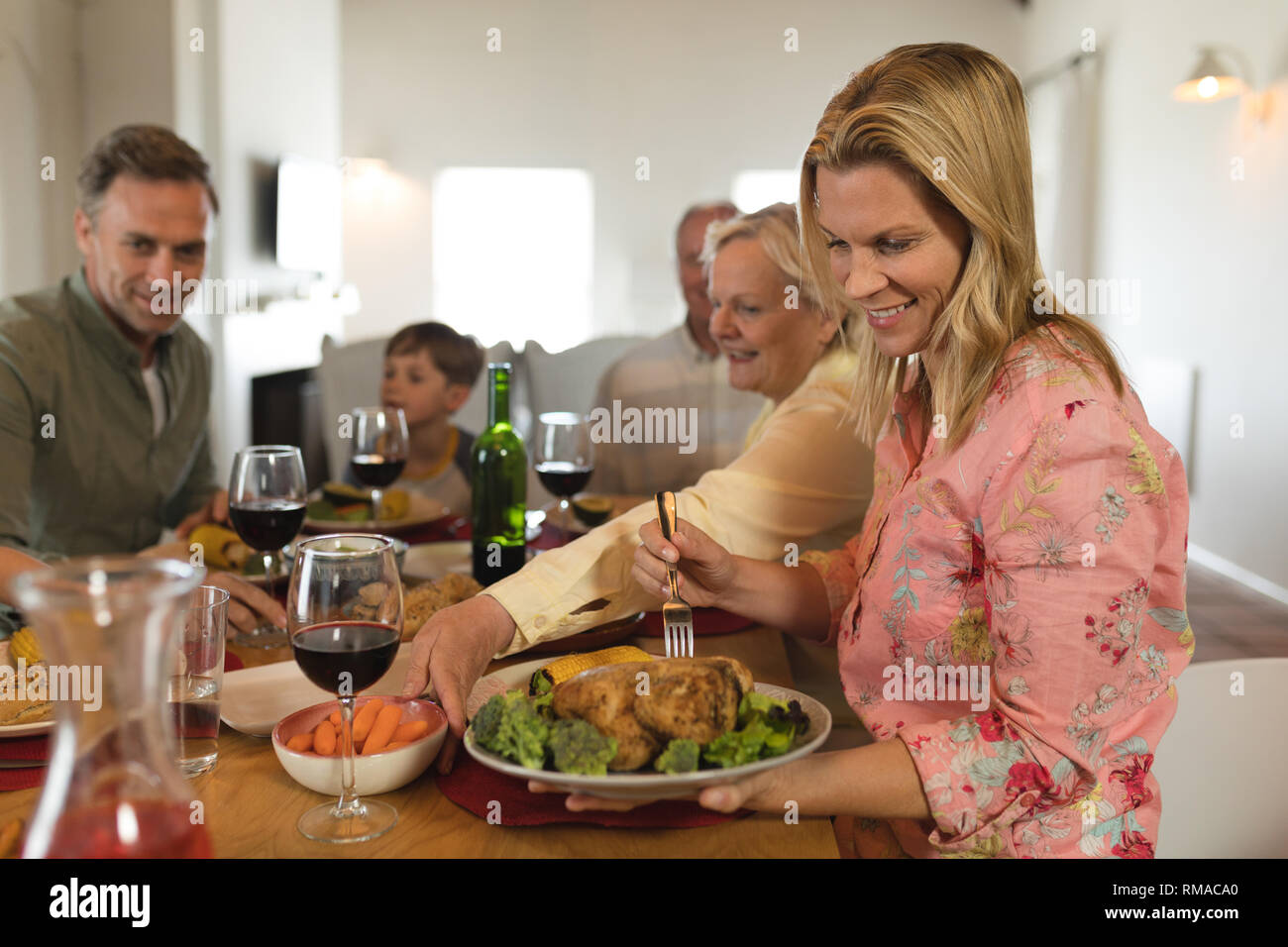Famiglia mangiare, donna sorridente portare cibo a casa Foto Stock