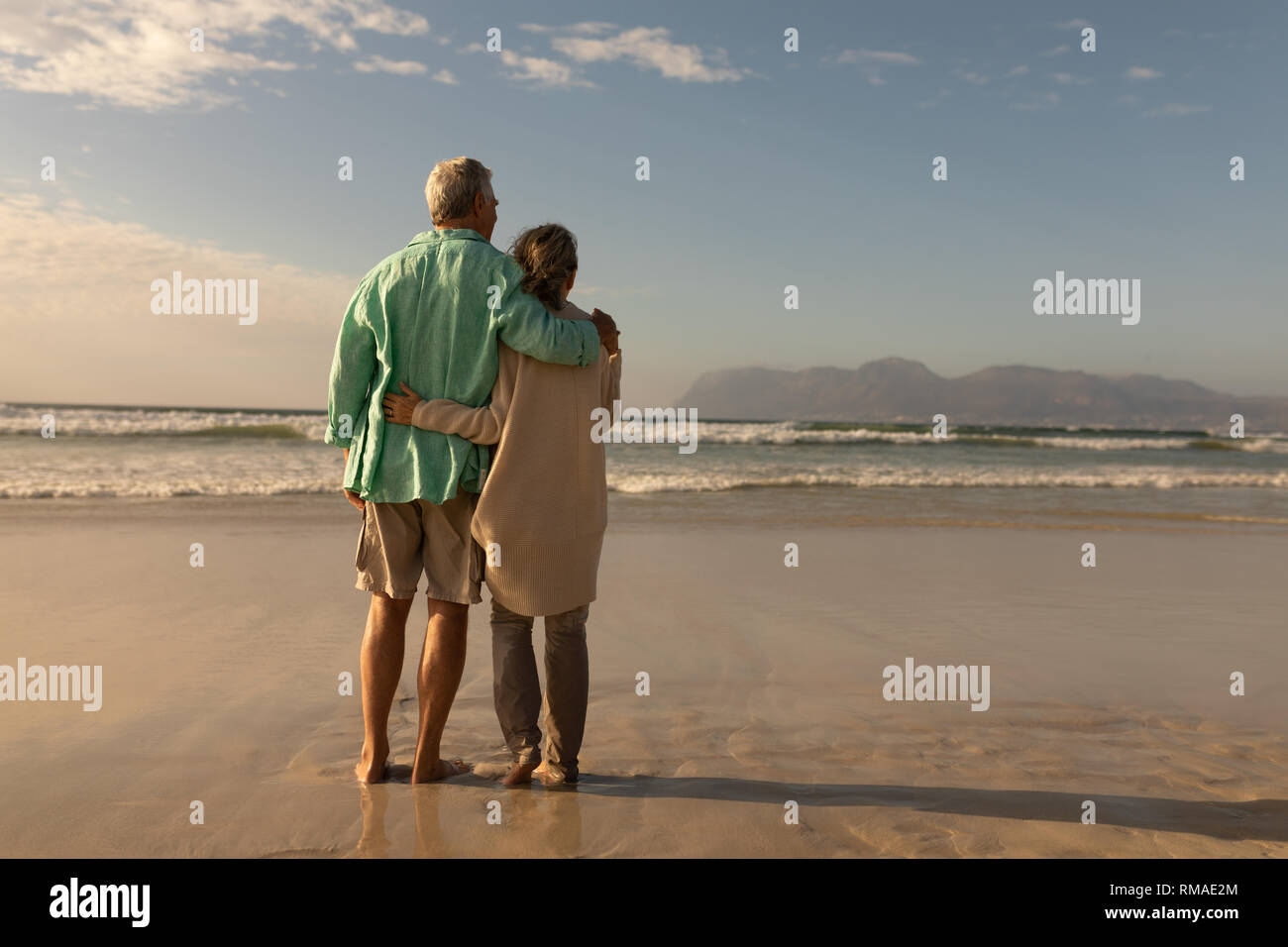 Coppia senior assieme braccio intorno sulla spiaggia Foto Stock