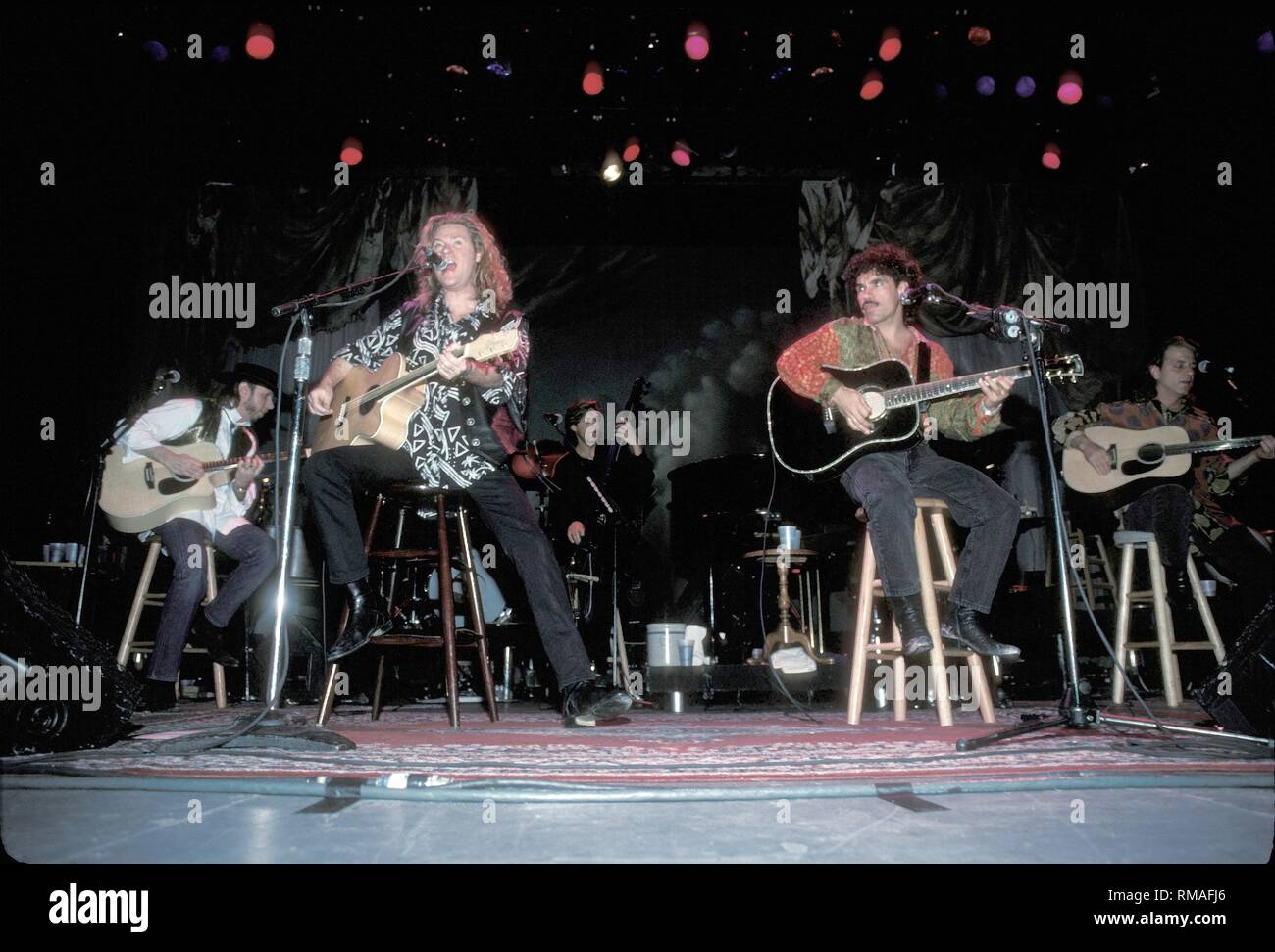 Hall & Oates sono mostrati esibirsi sul palco durante un 'live' aspetto di concerto. Foto Stock
