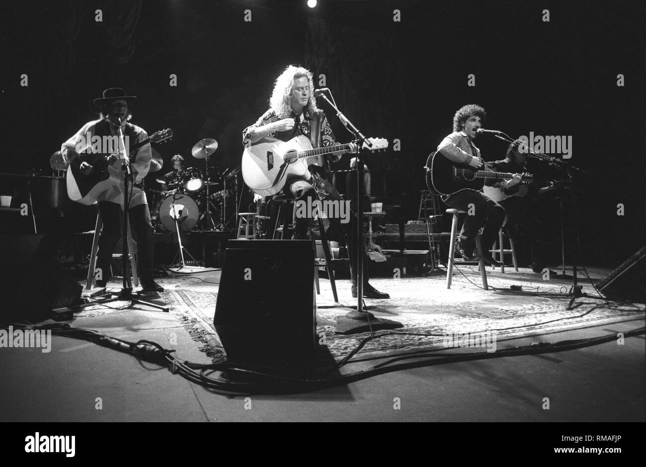 Hall & Oates sono mostrati esibirsi sul palco durante un insieme acustico. Foto Stock