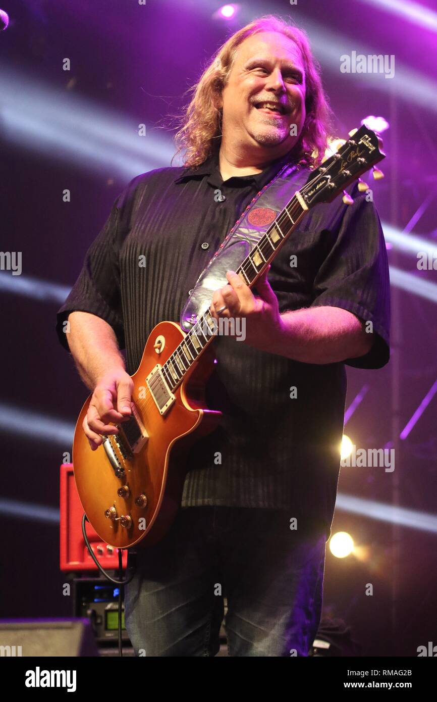 Il chitarrista Warren Haynes è mostrato esibirsi sul palco durante un 'live' aspetto di concerto con il mare Allstars. Foto Stock