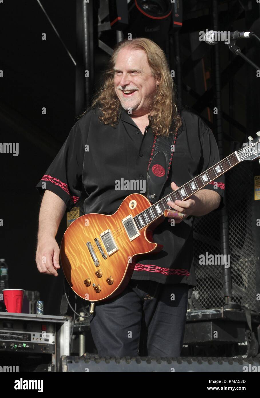 Cantante, compositore e il chitarrista Warren Haynes è mostrato esibirsi sul palco durante un 'live' aspetto di concerto con Phil Lesh & Friends. Foto Stock